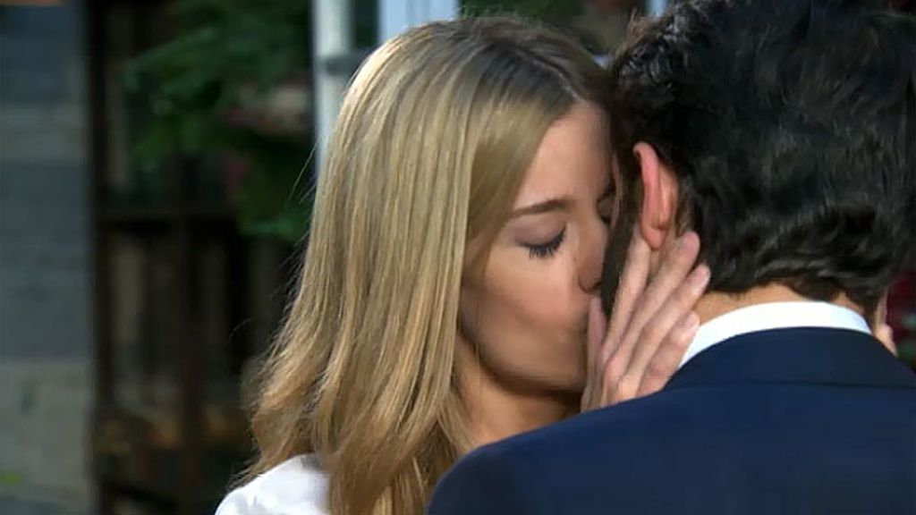 Miguel besa a Carlota y ella…