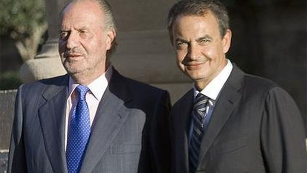 El Rey recibe a Zapatero para el último despacho del presidente en Marivent