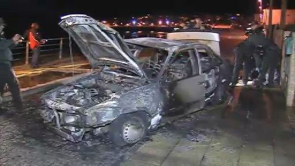Arde un coche tras una persecución de película en La Guardia
