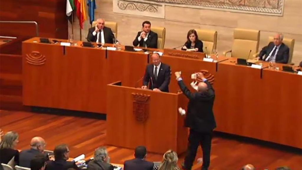 Un ex diputado de IU arroja billetes a Monago