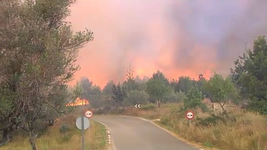 Sigue sin control el incendio forestal de Dos Aguas (Valencia)