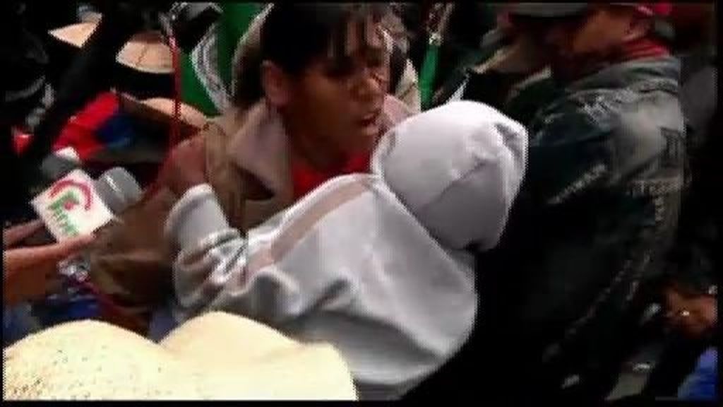 Enfrentamiento a golpes entre la policía y un grupo de discapacitados en Bolivia