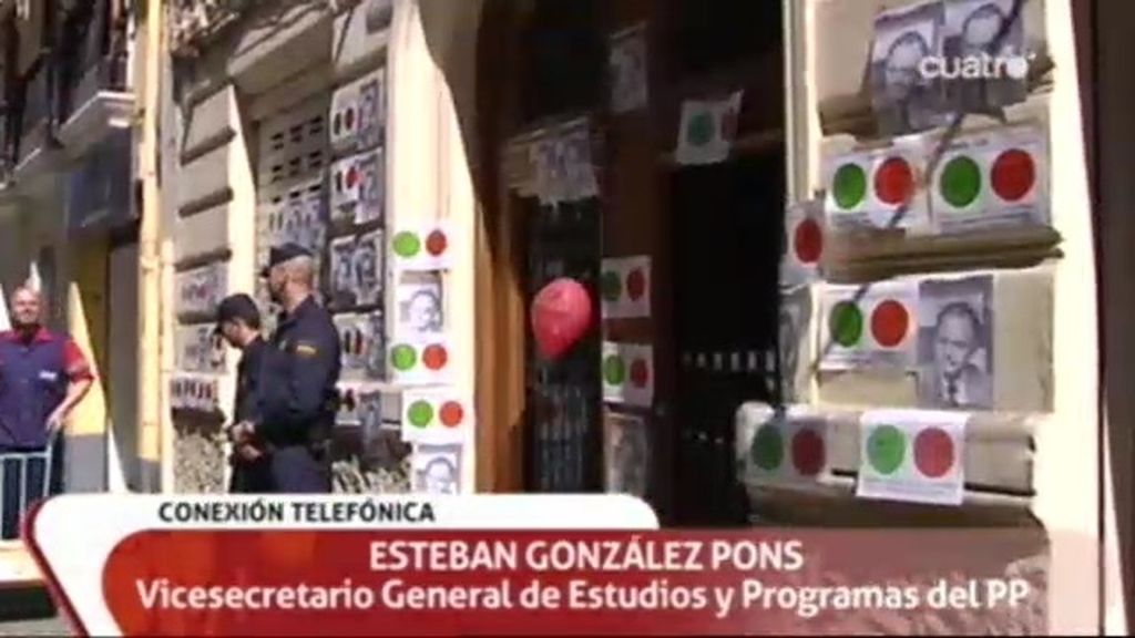 Miembros de Stop Desahucios aporrean la puerta de González Pons
