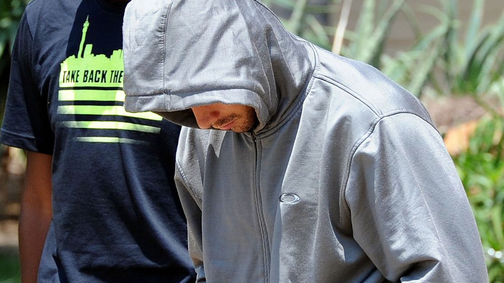 Oscar Pistorius, detenido por el asesinato premeditado de su novia
