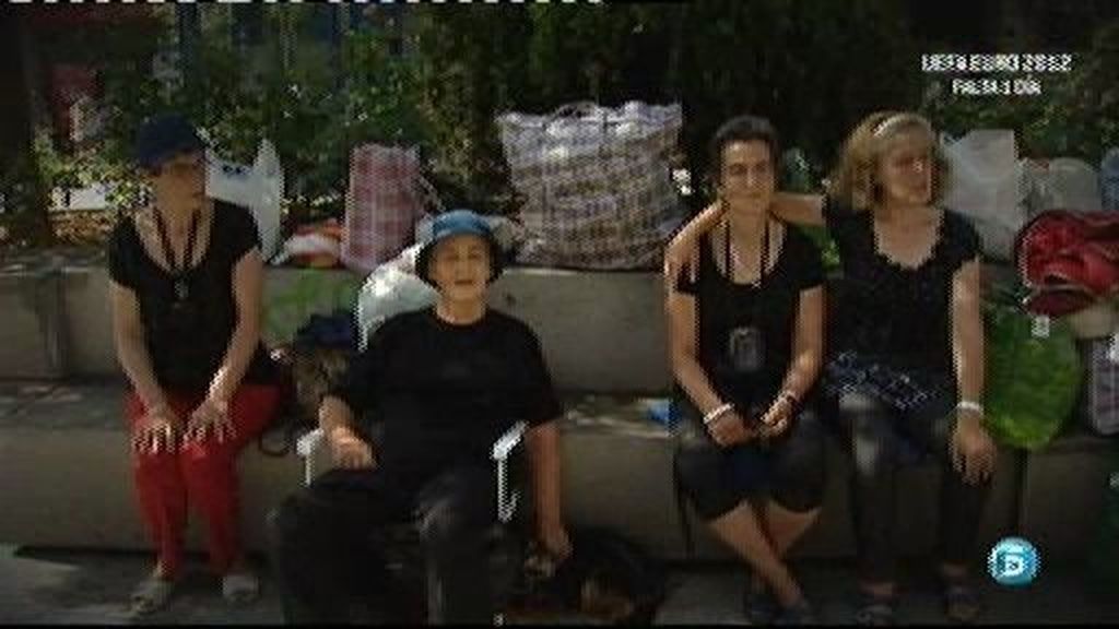 Carmen y sus tres hijas viven en la calle desde hace dos semanas Carmen y sus tres hijas viven en la calle desde hace dos semanas