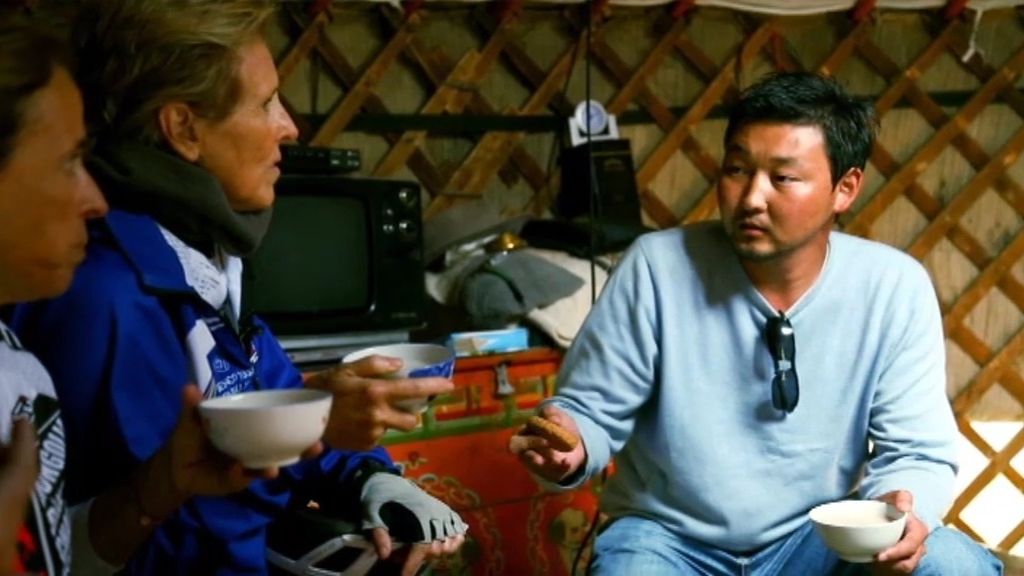 En el interior de una cabaña de una familia nómada de Mongolia