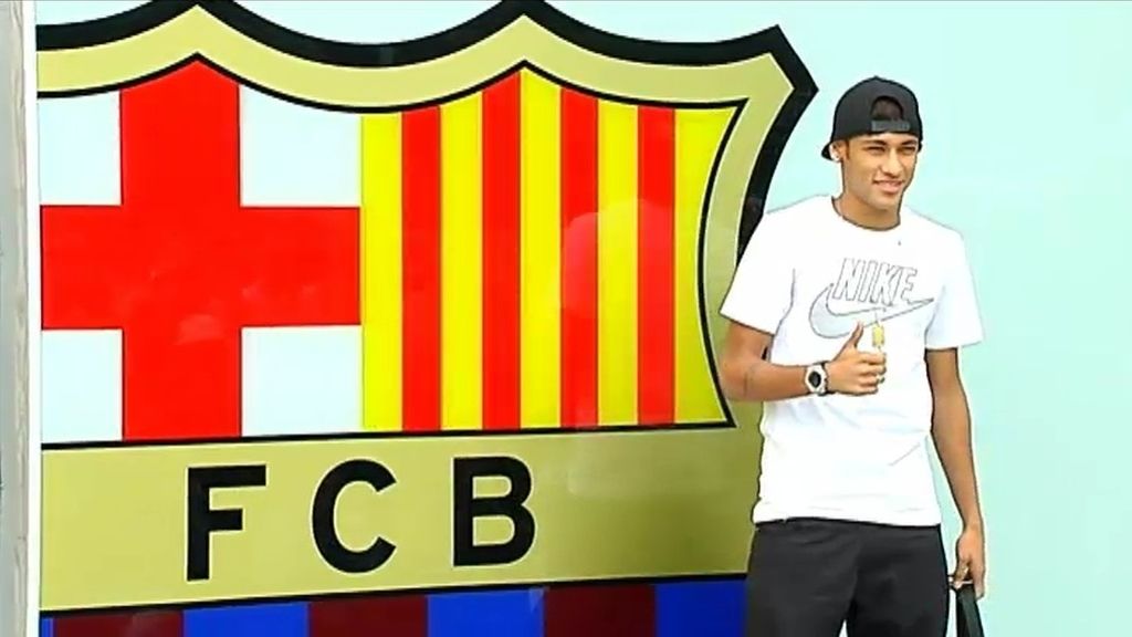 Neymar posa con el escudo del Barça