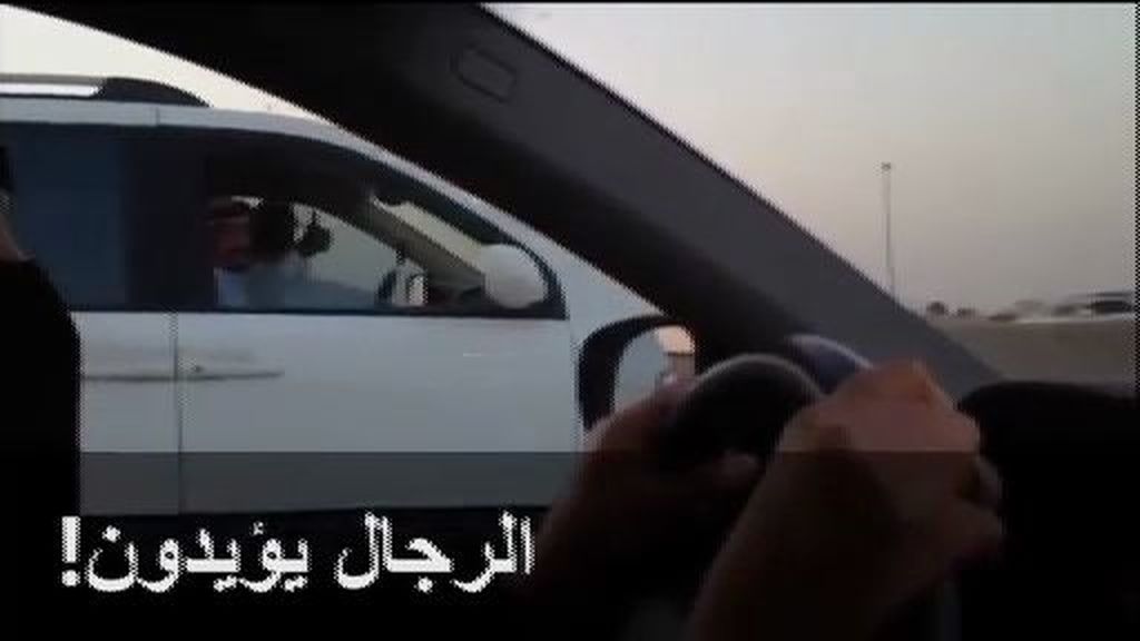 Las mujeres saudíes desafían la prohibición de conducir