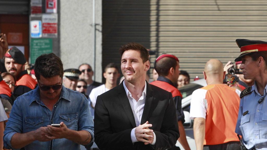 Messi abandona los juzgados con gran apoyo popular