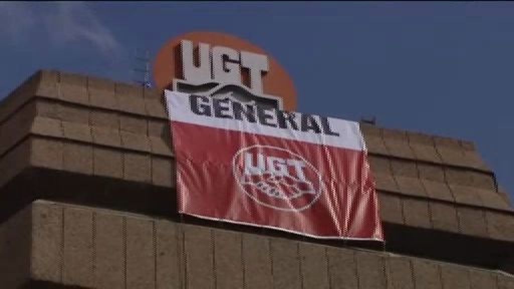 UGT despliega en su fachada un cartel gigante recordatorio de la huelga general