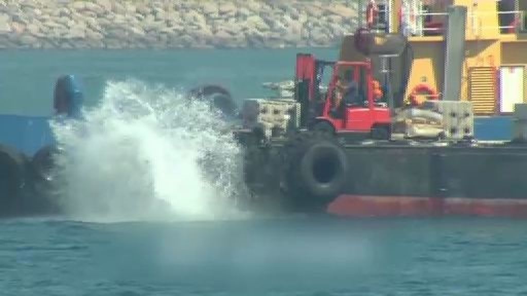 La Guardia Civil revisa los bloques de hormigón que impiden faenar a los pescadores españoles