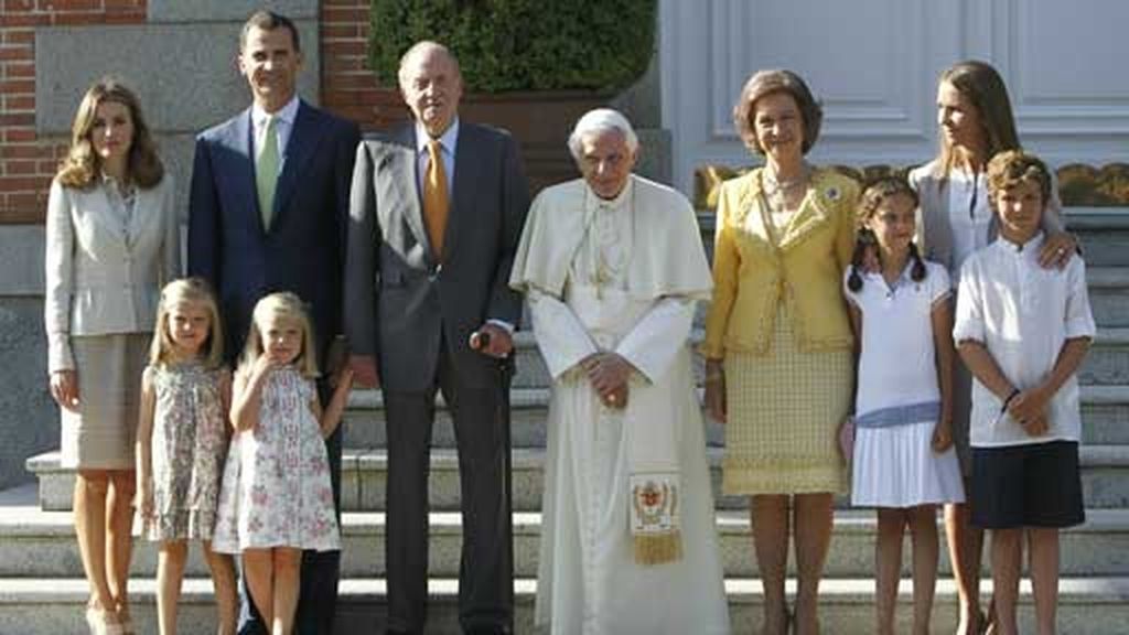 La familia real recibe al Papa en Zarzuela