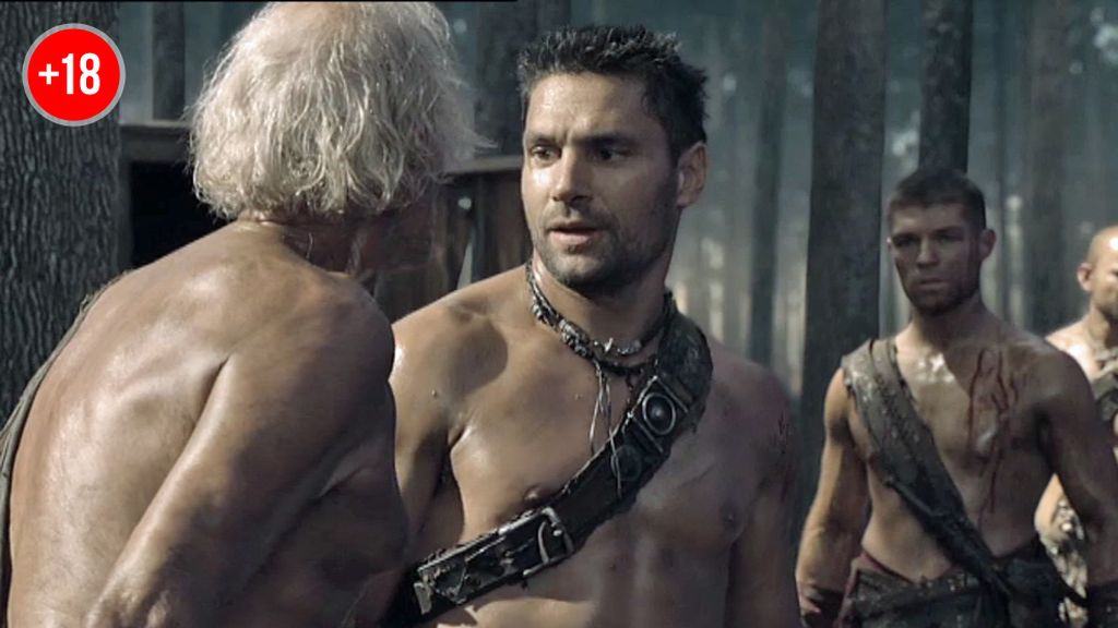 Spartacus y Crixus tienden una emboscada a una tropa romana