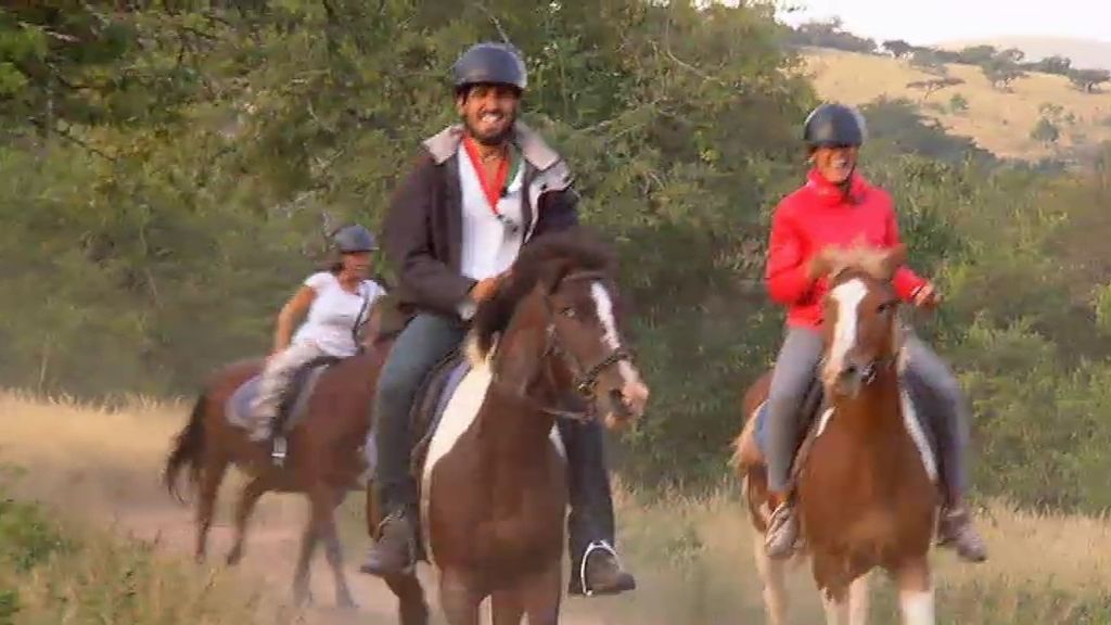 Una divertida y accidentada carrera a caballo