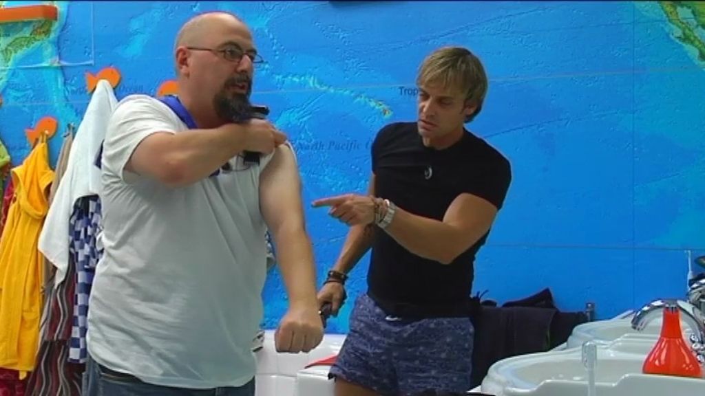 David enseña a Juan Antonio a depilarse