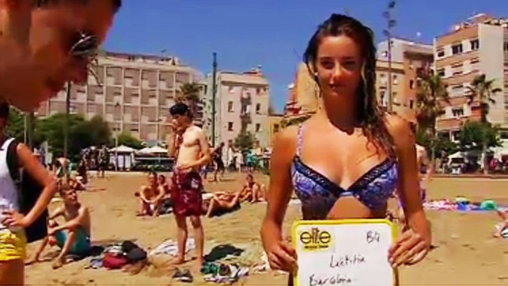 Una agencia de modelos rastrea la playa de Barcelona para encontrar cuerpazos