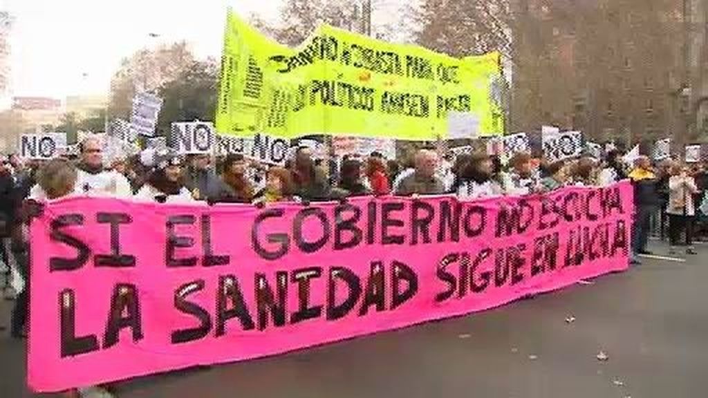 La marea blanca vuelve a protestar en las calles de Madrid contra la privatización de la sanidad