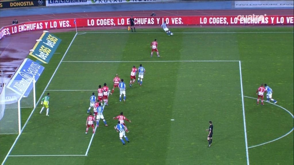 Agirretxe adelanta a la Real Sociedad en fuera de juego Agirretxe adelanta a la Real Sociedad en fuera de juego