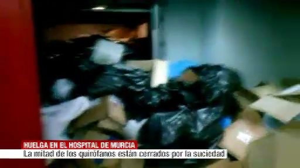 Pacientes y personal sanitario, sepultados por la basura