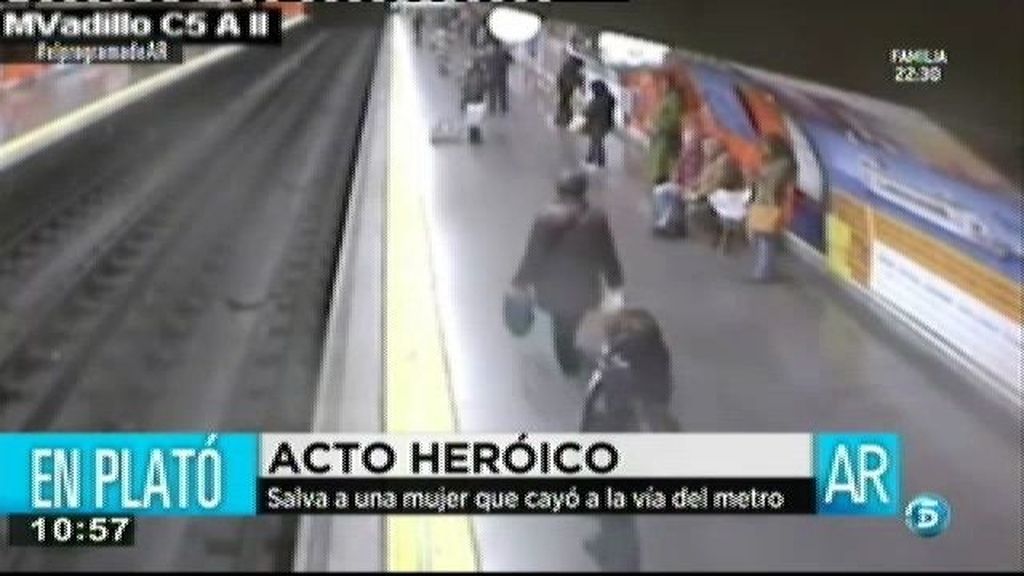 Un policía nacional salva a una mujer que cayó a la vía del metro
