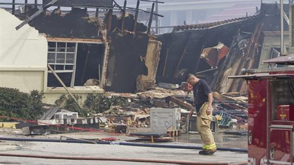 Mueren cuatro bomberos en el incendio de un hotel en Houston