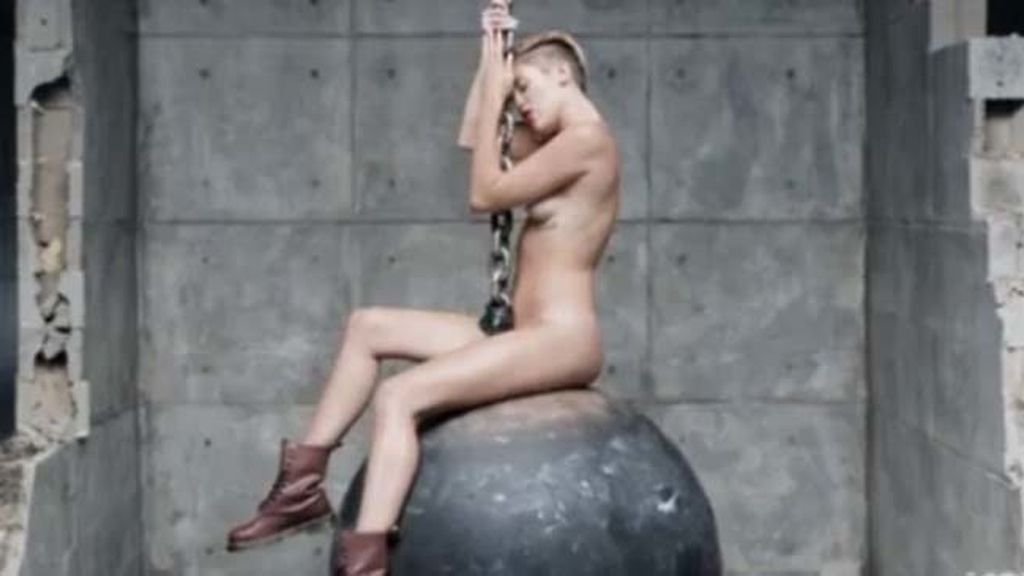 Miley Cyrus, desnuda en el nuevo vídeo de 'Wrecking Ball'