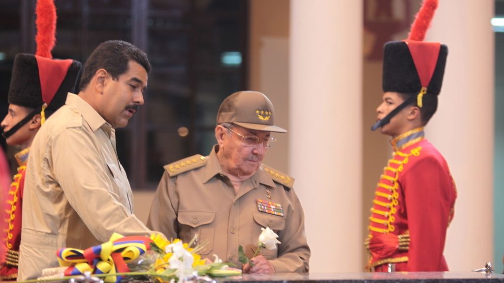Raúl Castro visita el mausoleo de Chávez