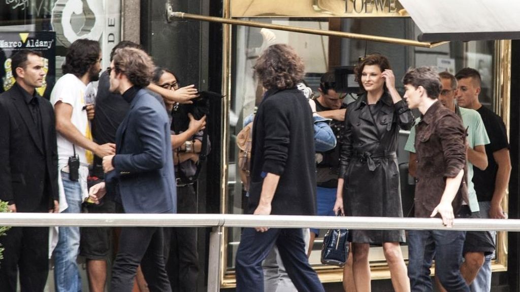 ¿Has visto a Linda Evangelista para Loewe paseando en Gran Vía? Así es el 'making of'