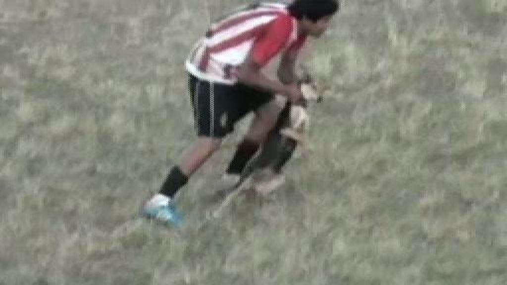 Maltrato de un futbolista a un perro en mitad de un partido