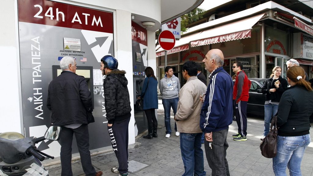 La Troika y Chipre intentan desbloquear el rescate del país y evitar la bancarrota