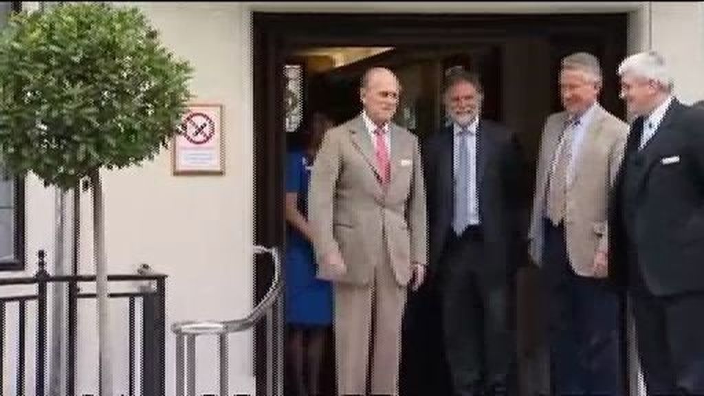El duque de Edimburgo sale del hospital