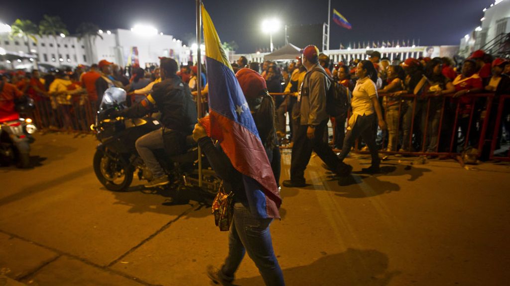 Miles de venezolanos velan a Chávez