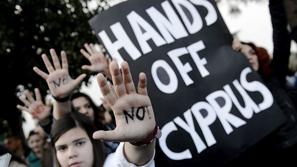 Dirigentes europeos intentan tranquilizar mientras Chipre viven un auténtico corralito