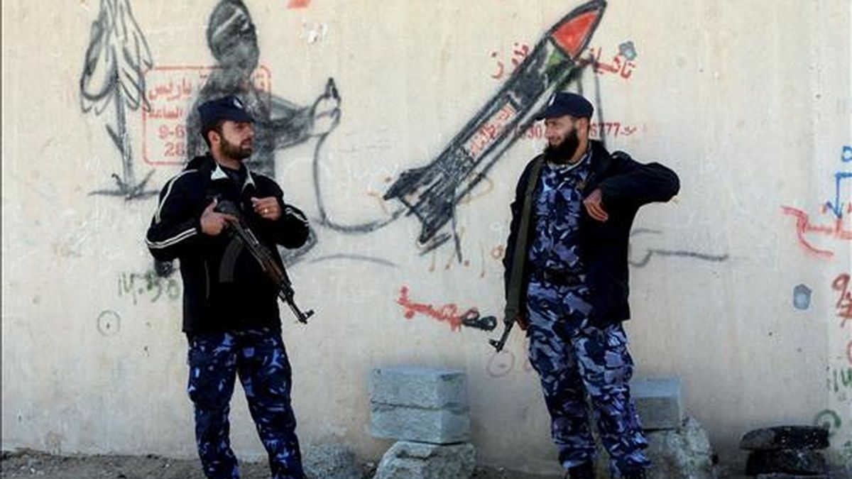 Dos agentes de seguridad de Hamás se toman un descanso cerca de un muro en el norte de la Franja de Gaza, el pasado 10 de abril. EFE/Archivo