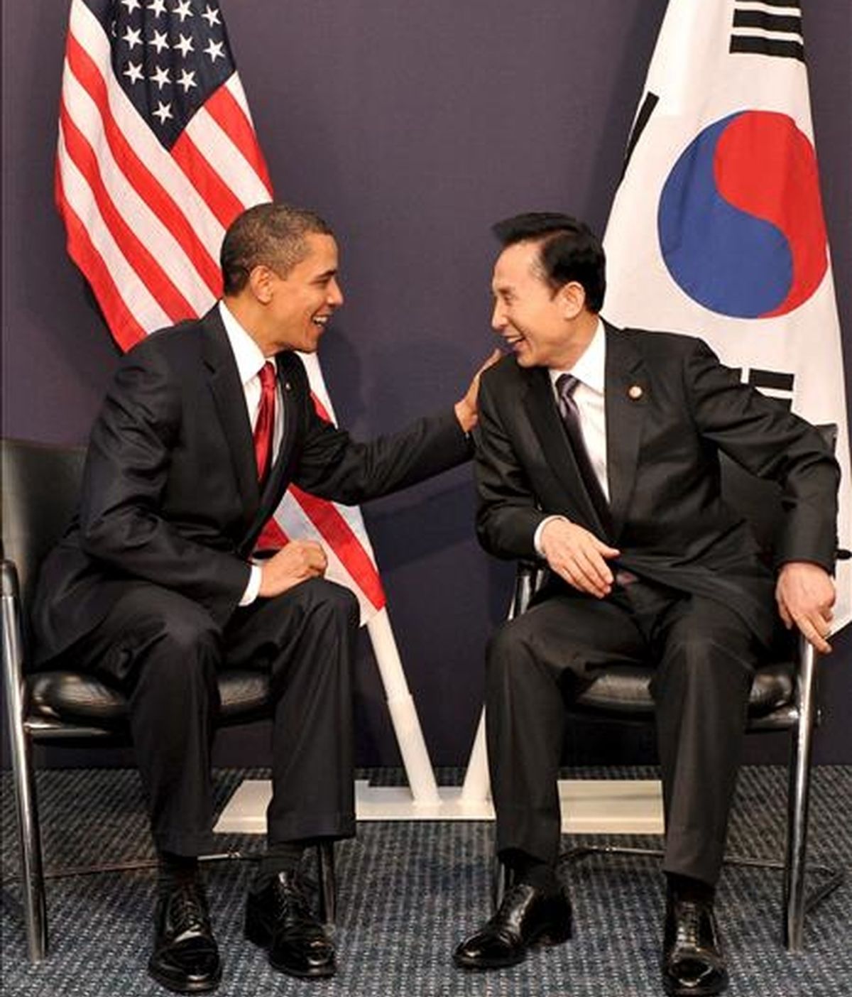 El presidente surcoreano, Lee Myung-bak (d) y su homólogo estadounidense, Barack Obama, conversan en una reunión en el marco de la cumbre del G20 en Londres. EFE