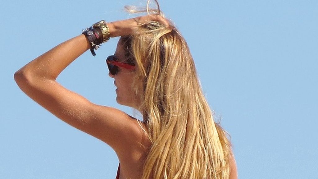 Laura Sánchez y su amiguísimo Sánchez, bronceándose en las playas de Cádiz