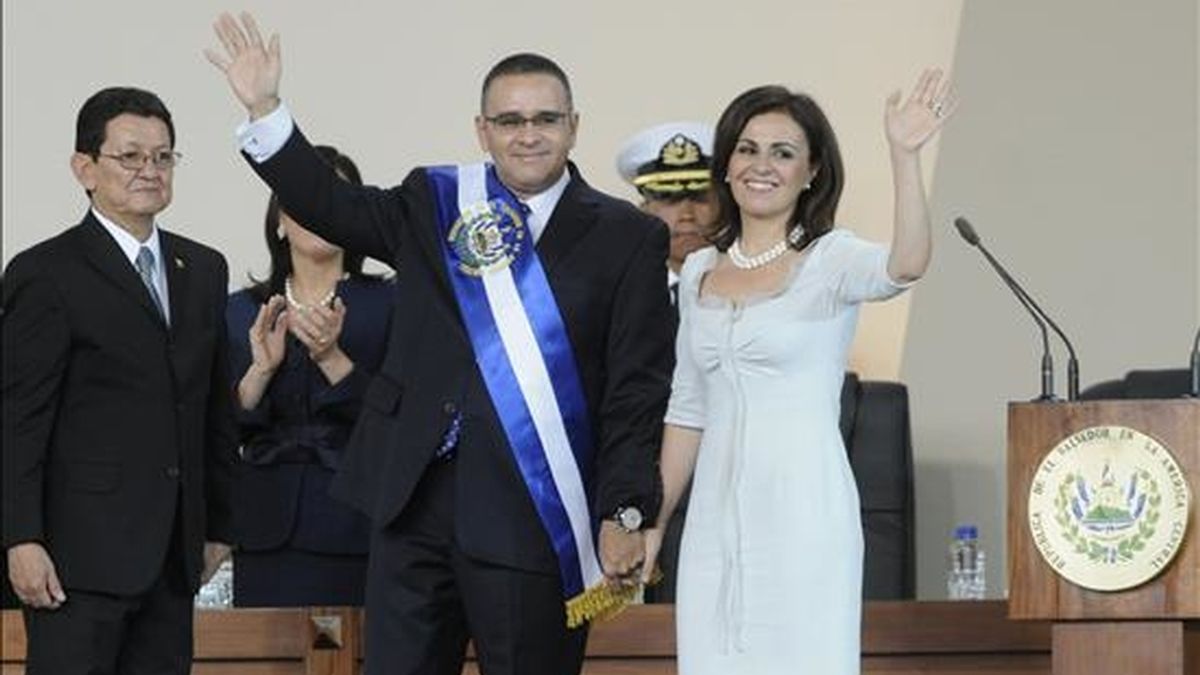 El presidente electo salvadoreño, Mauricio Funes (c), tras recibir la banda presidencial en el auditorio de la Feria Internacional de San Salvador (El Salvador). EFE