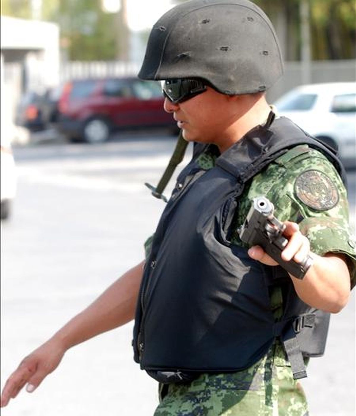 Militares y agentes federales mexicanos tomaron hoy el control de cuatro jefaturas policiales del estado norteño de Nuevo León y detuvieron a 29 policías que presuntamente colaboraban con los cárteles de la droga. EFE