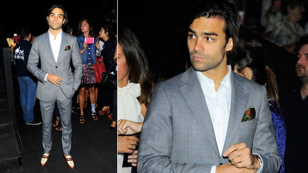 Diego Osorio posó como un dandy antes del desfile de Alvarno