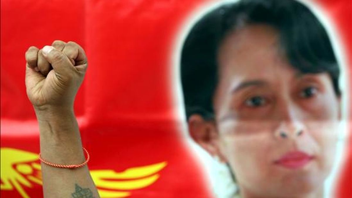 Un manifestante birmano levanta el puño junto a un retrato de la líder opositora birmana Daw Aung San Suu Kyi durante una manifestación en Bangkok (Tailandia) el pasado 19 de junio. EFE/Archivo