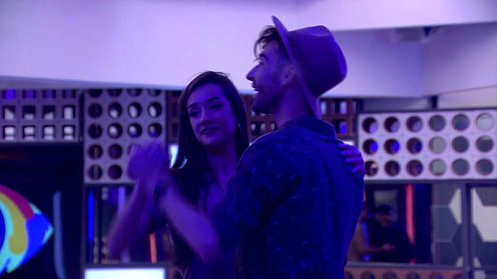 Miguel y Adara, del odio al baile sensual