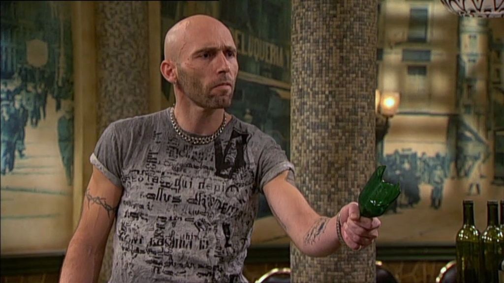 Entre el y Chema consiguen que se libren de su chulo