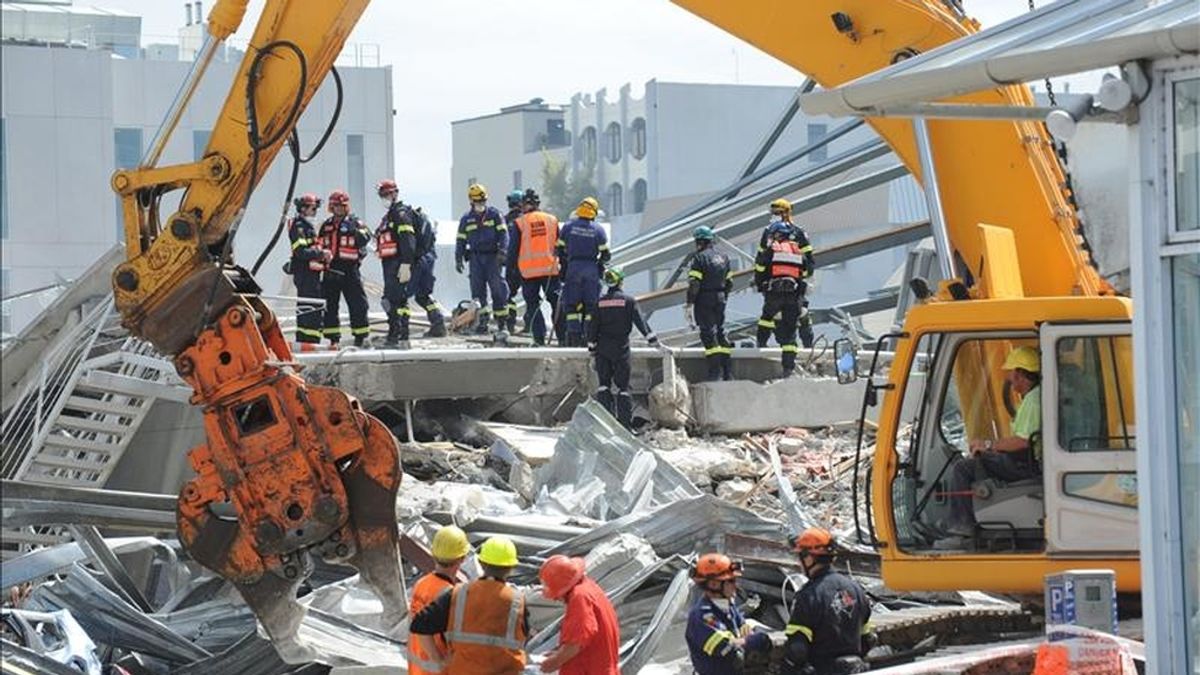 Miembros de los equipos de rescate trabajan en la búsqueda de víctimas en el edificio CTV hoy, 24 de febrero de 2011, en Christchurch, Nueva Zelanda, tras el temblor de 6,3 grados de magnitud en la escala Richter que golpeó la ciudad este 22 de febrero, en donde cerca de 300 personas siguen desaparecidas. EFE