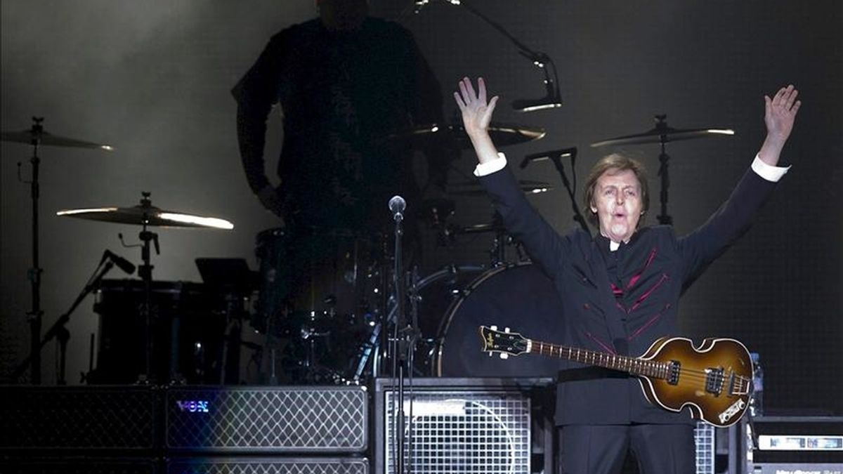 El músico británico Paul McCartney, durante el concierto que ofreció anoche en el estadio Nacional de Santiago, como parte de su gira "Up and coming tour". EFE