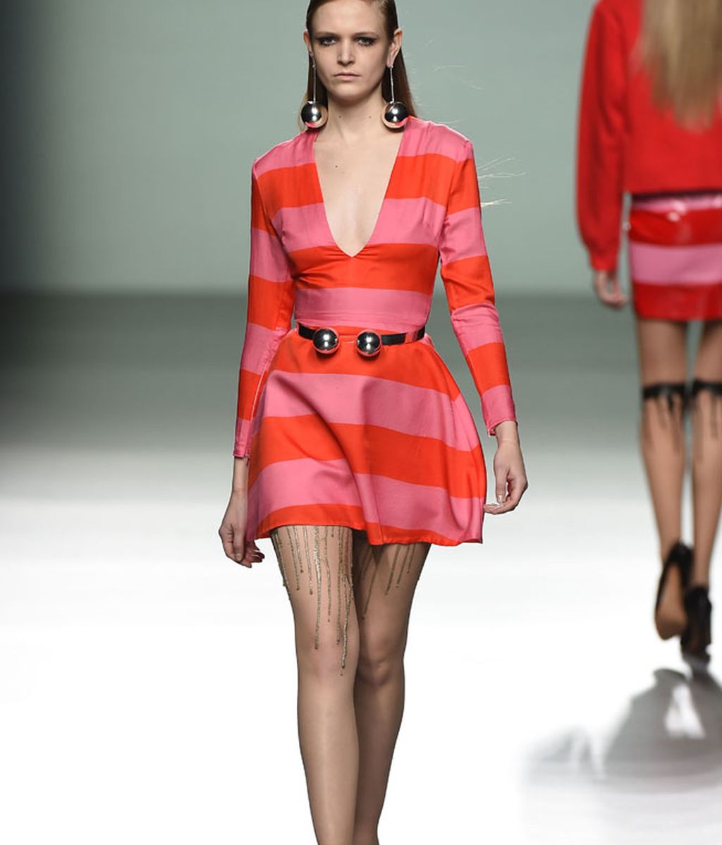 Tejidos metalizados, plastificados y silueta urbana