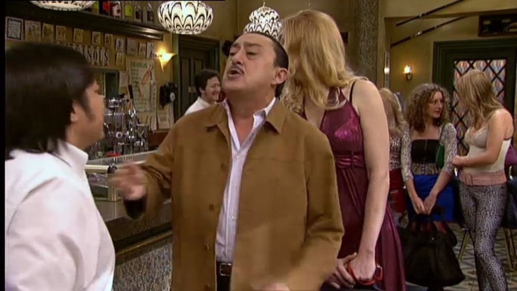 Entre el y Chema consiguen que se libren de su chulo