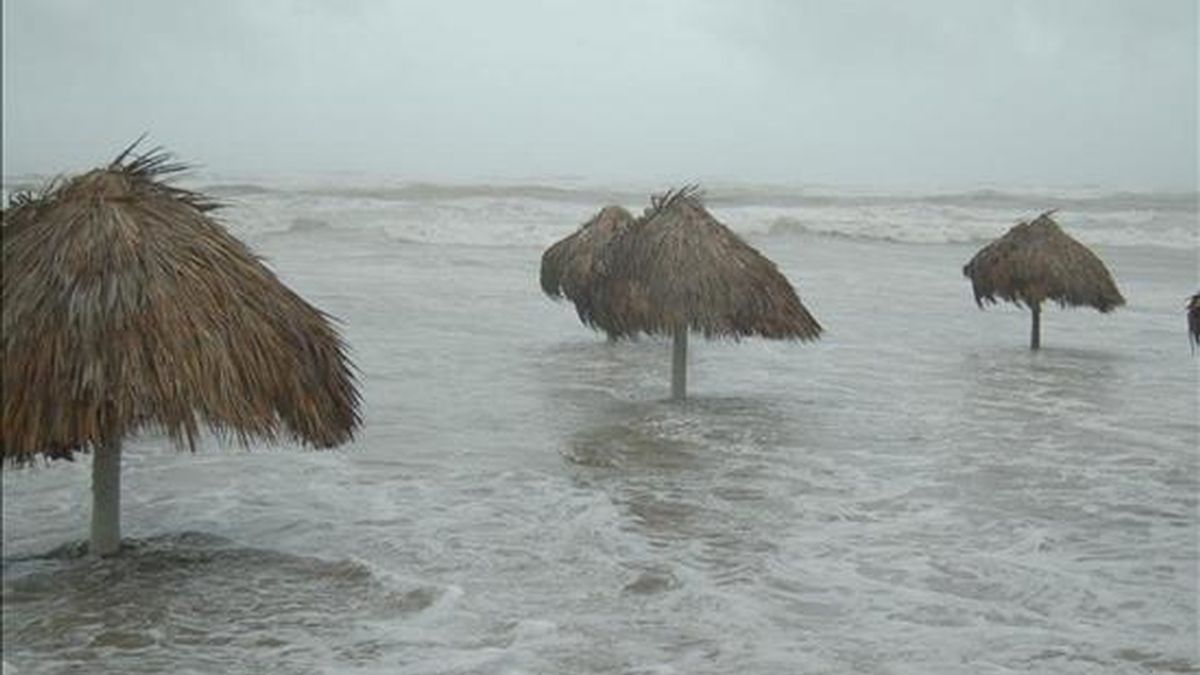 Un sector turístico de Playa Bagdad (México), afectado por el huracán "Alex", a su paso el pasado 1 de julio de 2010. EFE