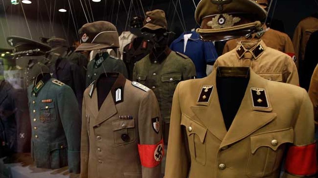 Uniformes de las SS y la Gestapo, bustos y fotografías de Hitler