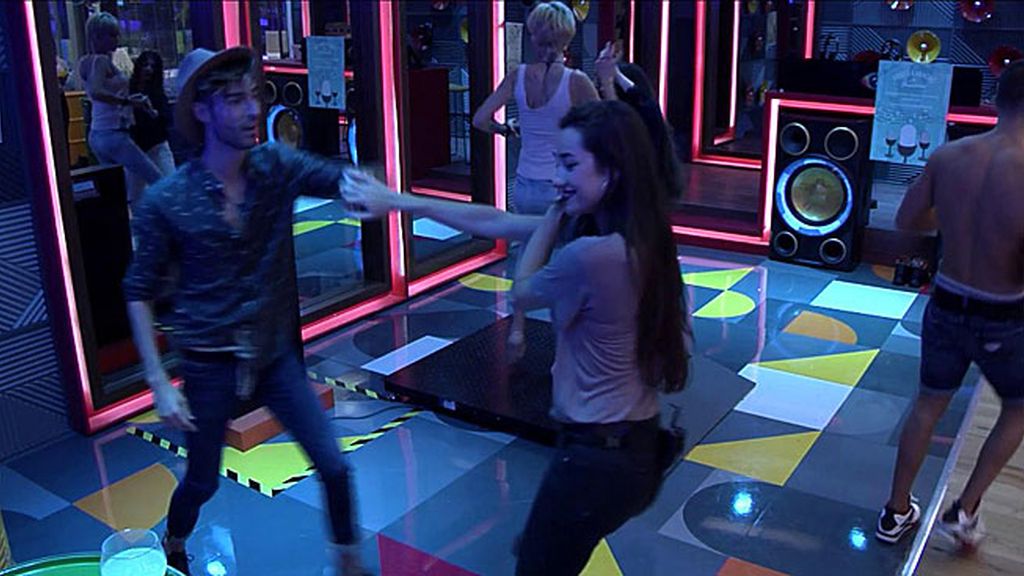 Miguel y Adara, del odio al baile sensual