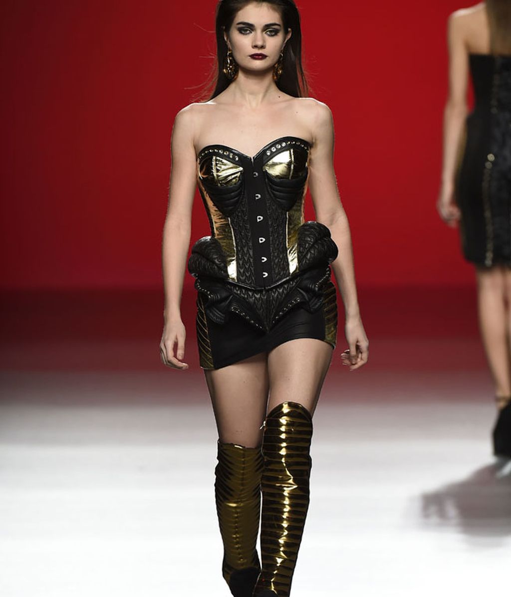 Las moteras más sexies se suben a la pasarela